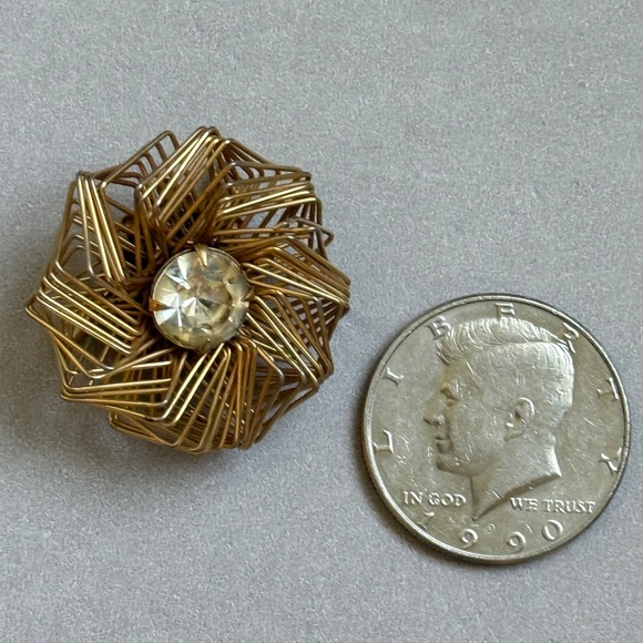 VINTAGE Small Modern Style Brooch Floral Petal Warm Prong Rhinestone Center Gold - Picture 4 of 6